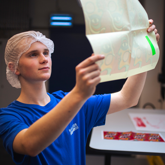 Le technologue en médias vérifie le produit
