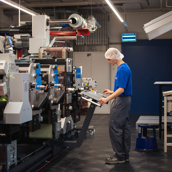 Un homme fait fonctionner une machine