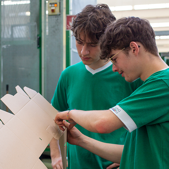 Verpackungstechnologe bei der Arbeit