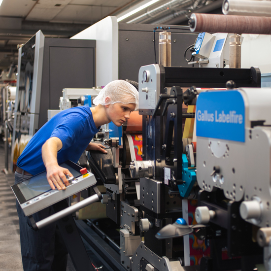 L'homme fait fonctionner une machine