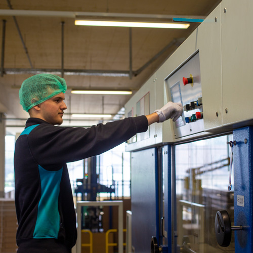 Mann arbeitet an Maschine