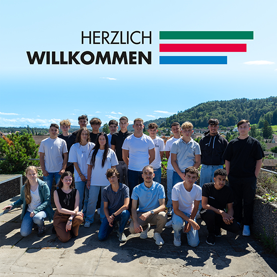 Gruppenfoto mit 23 Lernenden