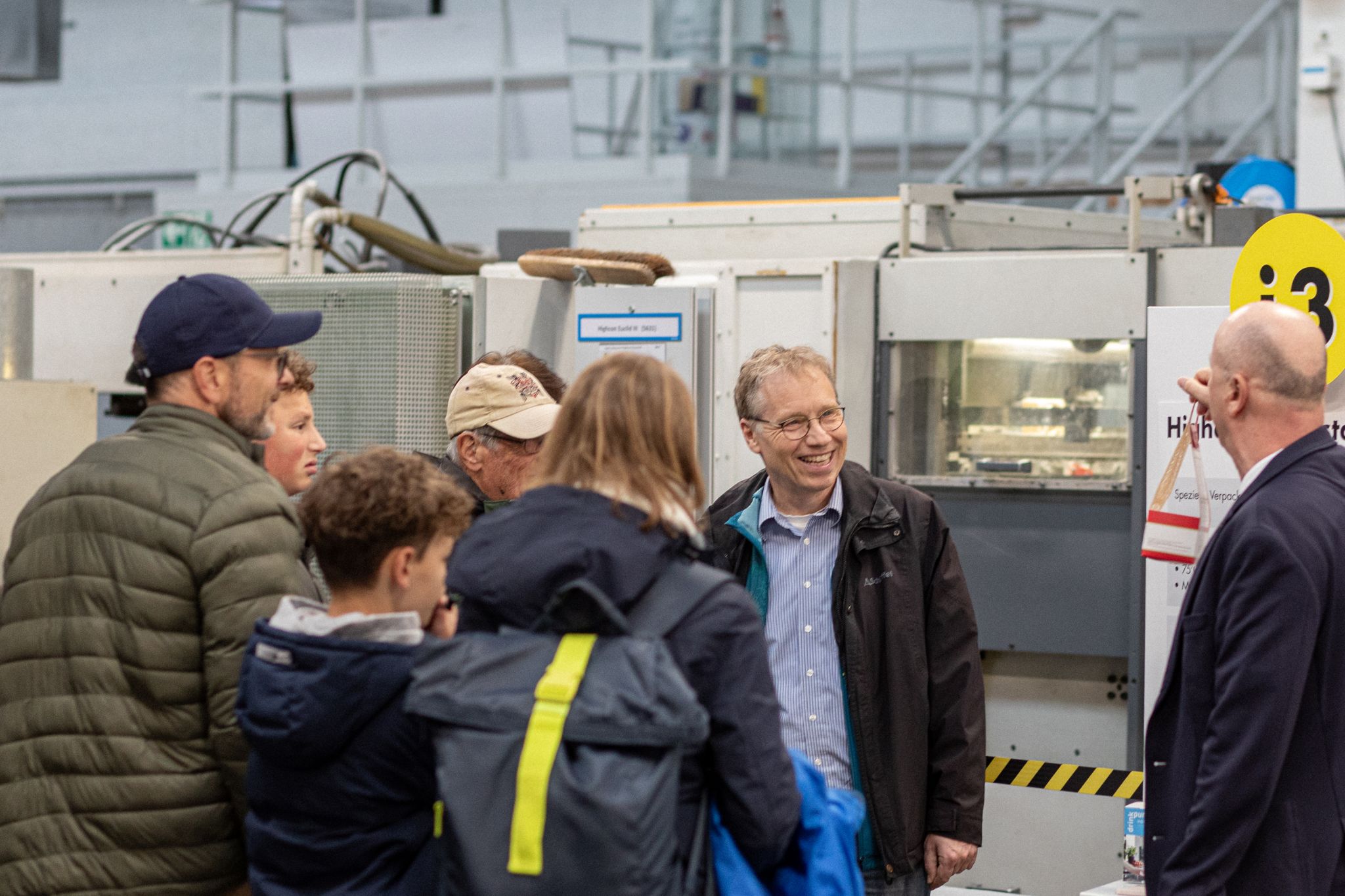 Industrienacht Besucher an einer Maschine