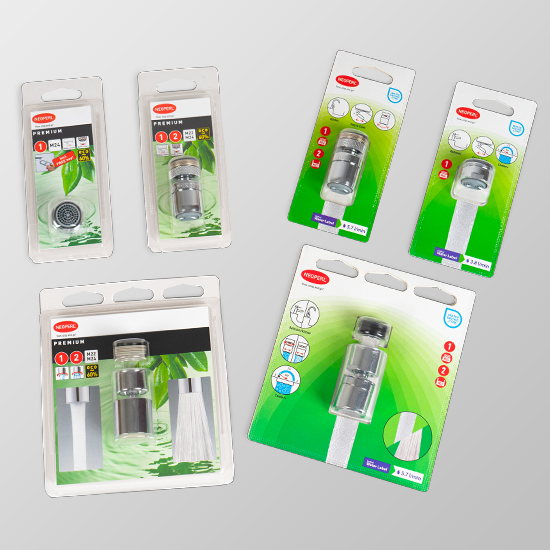 Comparaison entre les blisters, les anciens en plastique et les nouveaux en carton.