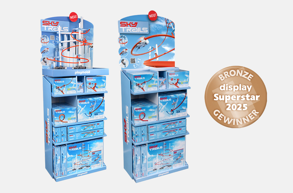 Ein Display der Marke Playmobil mit aufwendiger Sky Trails Dekoration