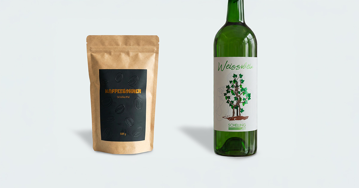 Mock-Up eines Kaffebeutel und einer Weinflasche mit SCHELLING-Etikette.