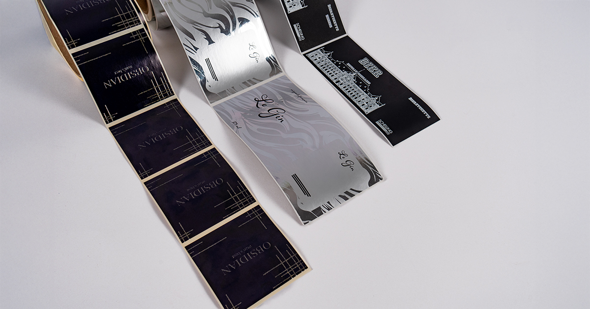 Nahaufnahme von verschiedene Etiketten mit speziellen Veredelungseffekten.