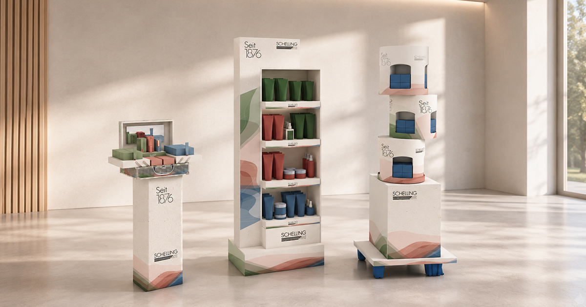 Trois présentoirs en carton de SCHELLING AG pour le point de vente (POS) : un présentoir de comptoir, un présentoir de sol à plusieurs étagères et un présentoir CHEP sur palette avec des produits, présentés dans un environnement commercial lumineux.