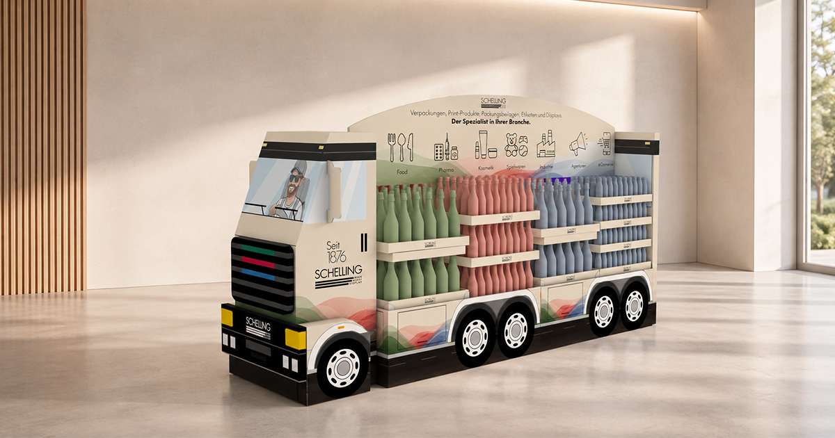 Présentoir POS sur mesure en carton de SCHELLING AG en forme de camion, équipé de rayonnages intégrés pour les produits et conçu pour attirer l'attention des consommateurs et stimuler les ventes sur le point de vente (POS).